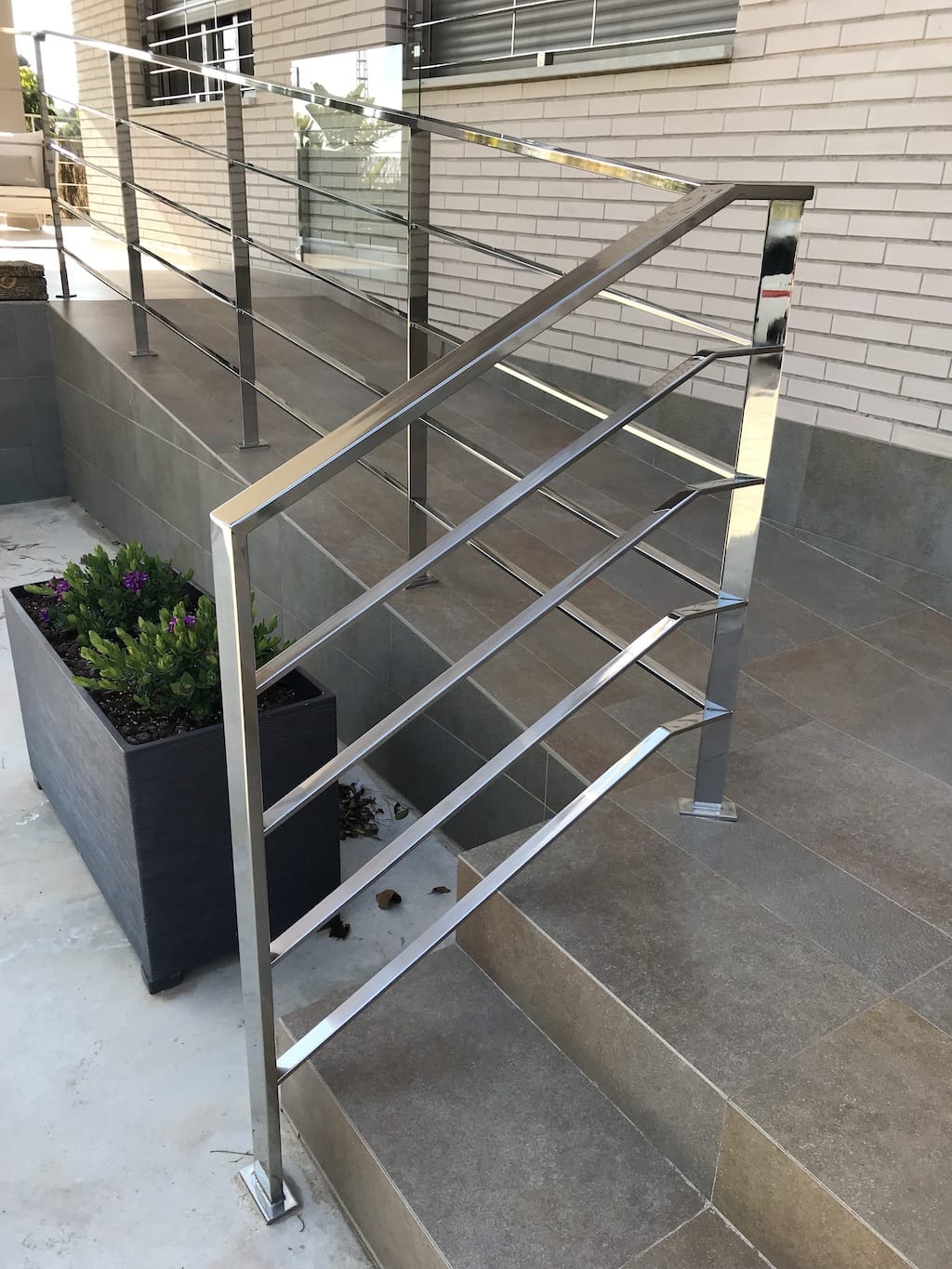 Barandilla de acero inoxidable en escalera exterior